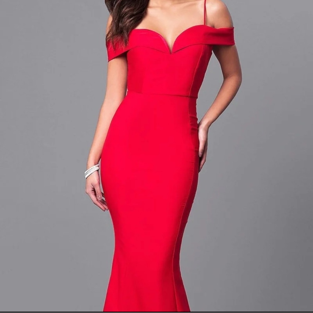 Elegant Red Off-Shoulder Evening Gown - Picture 2 of 3